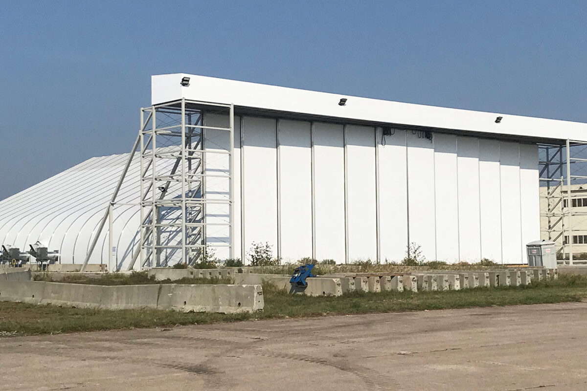 Photo side view of an airport hanger