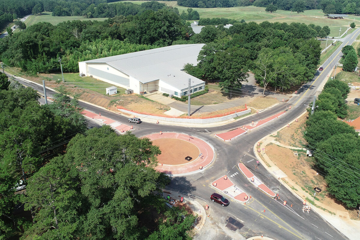 Photo aerial view of a roundabout