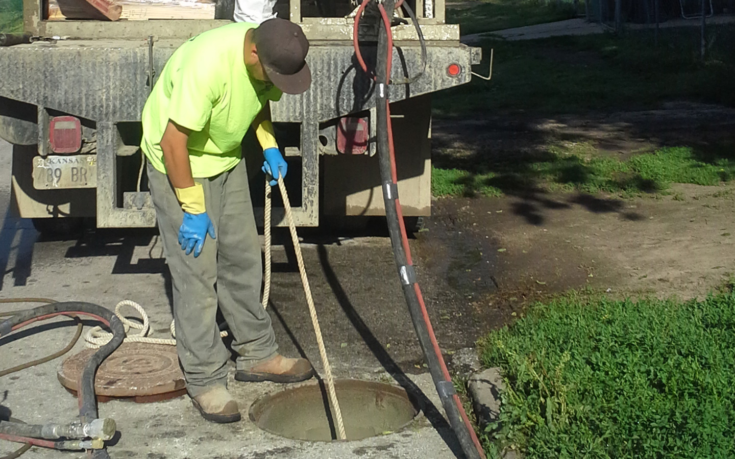 Photo of Benesch's employee working on combined sewer overflown in Kansas